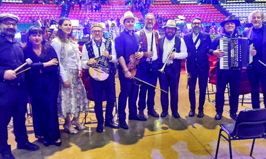 Romanò Simchà con Santino Spinelli e l’Orchestra Multietnica di Arezzo. Il Festival delle Musiche si prepara a vivere la prima festa ebraica rom italiana per lo storico incontro tra i due gruppi musicali