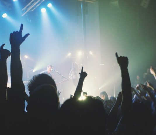 Discoteca sì, ma con rispetto delle regole anti-Covid, l’appello della Azienda USL ai giovani per l’estate