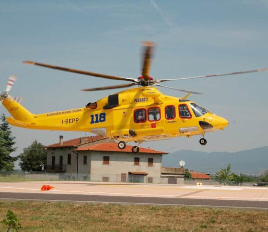 Insegnante perde coscienza a scuola, trasferita in codice rosso a Siena