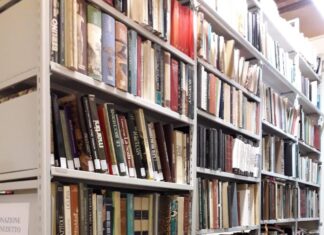 La Biblioteca di Castiglion Fiorentino ha ottenuto un finanziamento di 10000 euro, dichiarando un patrimonio librario pari a 58273 volumi, di cui 21000 riferibili alla collezione antica e la restante parte alla sezione moderna