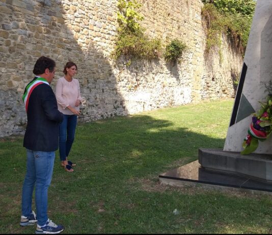 Deposto mazzo di fiori in ricordo dell’11 settembre 2001 e di tutte le vittime della violenza e del terrorismo.