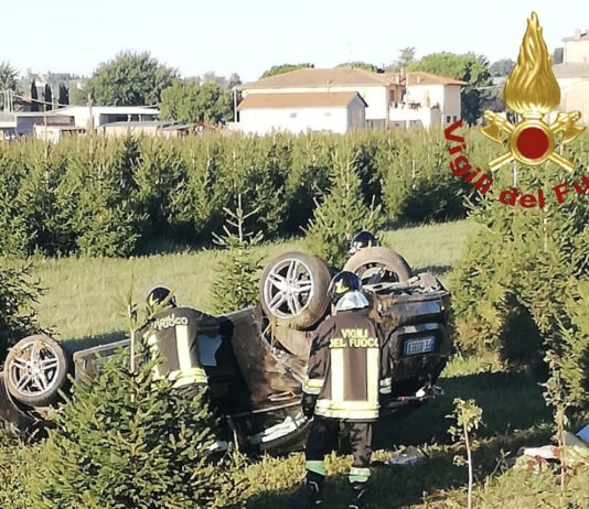 Esce di strada con la macchina, che poi si ribalta