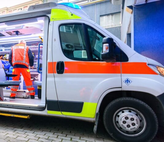 Auto esce di strada e finisce in un fossetto, 4 le persone ferite