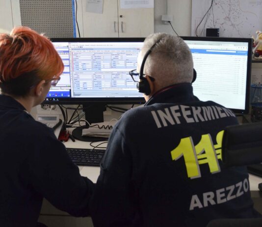 Rimane incastrato tra l’auto e un carrello, 27enne in codice rosso a Siena