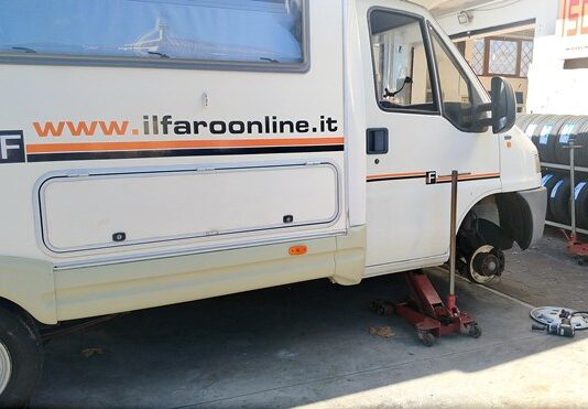 Vandalizzata la redazione mobile del Faro Online. ANSO: «Basta con le intimidazioni ai giornali»