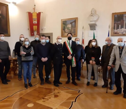 Il sindaco Polcri da il benvenuto al nuovo Comandante Fabrizio Luchetti e gli dona una spilla di rappresentanza con lo stemma del comune di Anghiari