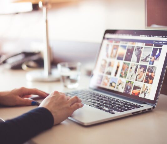 Diffama l’ex datore di lavoro su Facebook: denunciato