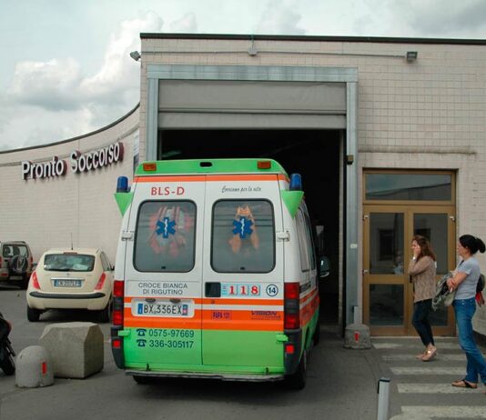 Scontro frontale fra tre auto, tre persone in codice giallo ad Arezzo e Siena