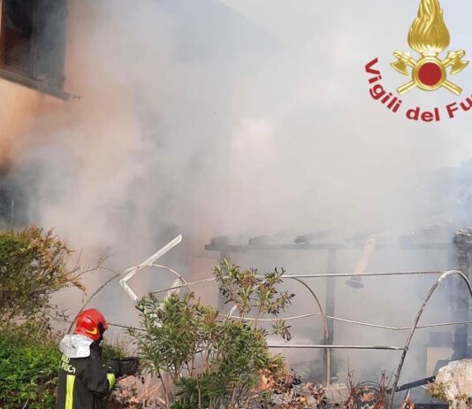 Prende fuoco capanna in legno a Marcino della Chiana, nessuna persona è rimasta ferita
