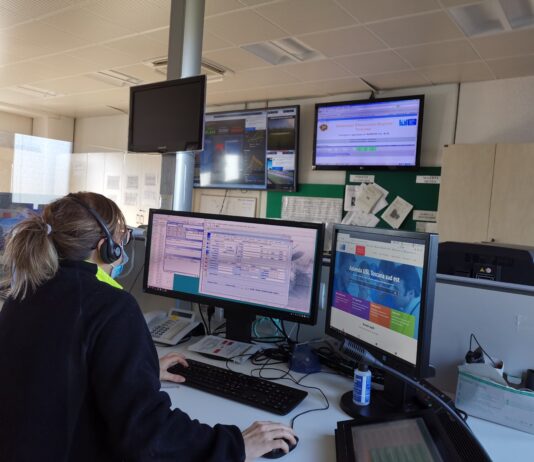 Incidente mortale a Bucine: auto sbatte contro muretto e finisce nel fosso, deceduti i due occupanti