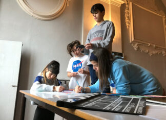 Agosto al telefono guardando cortometraggi… ma solo per studenti!