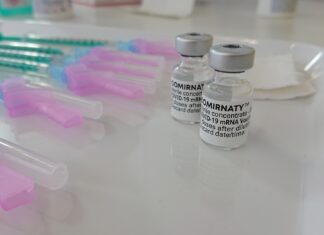 L’Ema avvia una nuova indagine sugli effetti collaterali dei vaccini anti-Covid