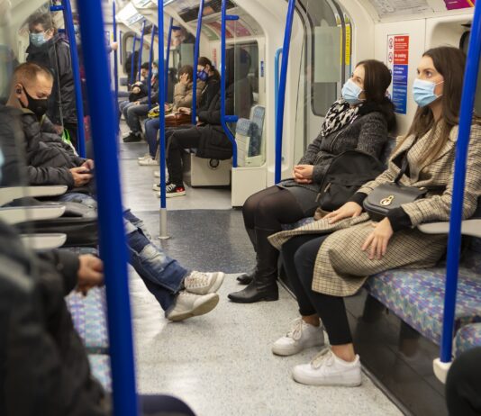 Green pass obbligatorio per treni, navi e aerei. Sui mezzi pubblici controllori per le mascherine