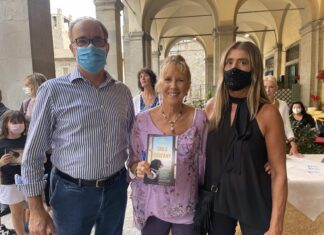 Cortona, presentato «Vita da cani durante il lockdown», il libro della giornalista Hazel Murray