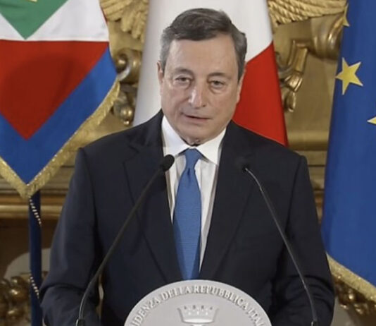 Draghi: “Estenderemo l’uso del green pass”. Sì a obbligo vaccinale e terza dose