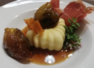 Tortini al parmigiano, fichi caramellati e prosciutto crudo