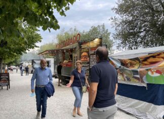 È partita la prima edizione di «CortonArt», fino a domenica cibo, artisti di strada e mercatini vintage