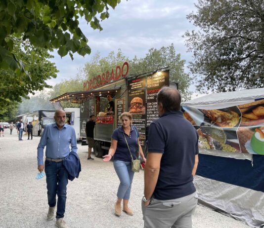 È partita la prima edizione di «CortonArt», fino a domenica cibo, artisti di strada e mercatini vintage