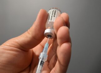 Terza dose vaccini, lunedì 11 ottobre prenotazioni aperte per tutti gli operatori sanitari