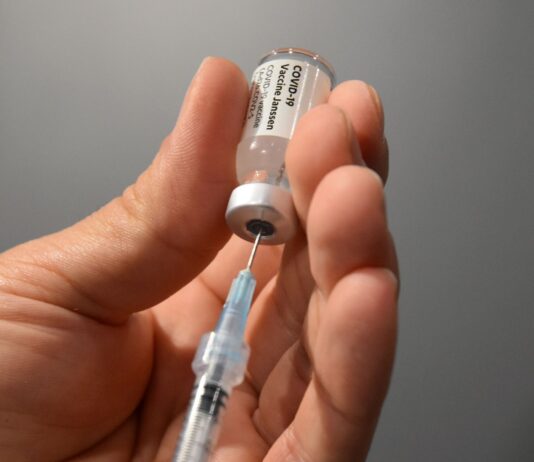 Terza dose vaccini, lunedì 11 ottobre prenotazioni aperte per tutti gli operatori sanitari