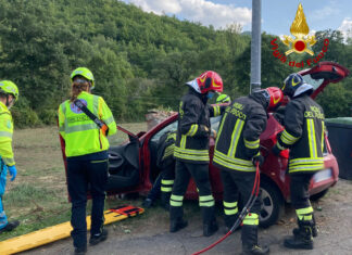 Finisce con l’auto contro un muretto, 41enne in codice giallo a Siena