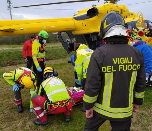 Esce di strada con la sua moto e finisce in una scarpata, 48enne ricoverato a Firenze