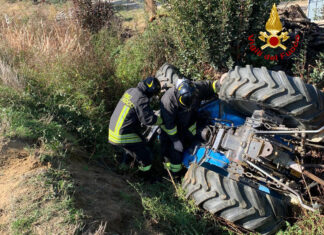 Si ribalta con il trattore e rimane incastrato, soccorso dai vigili del fuoco