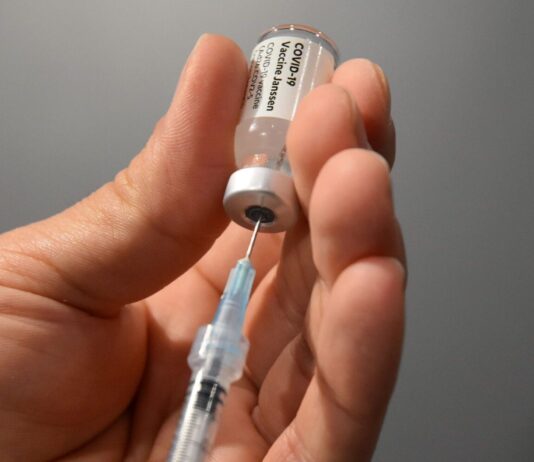 Vaccino, da oggi terza dose prenotabile anche per gli over 18