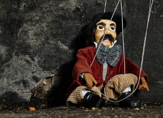 La paura fluttuante che spinge verso uno stato totalitario