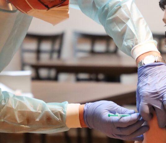 Vaccino, Aifa approva Pfizer per la fascia di età 5-11 anni