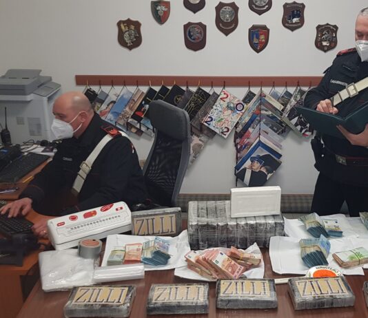 Arezzo: arrestato spacciatore con 17 kg di cocaina nel garage. Sequestrati più di 70.000 euro in contanti