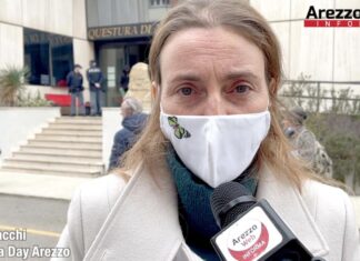 Decine di persone in coda davanti alla Questura di Arezzo per depositare la denuncia dell’avv. Marco Mori a carico del Governo Draghi