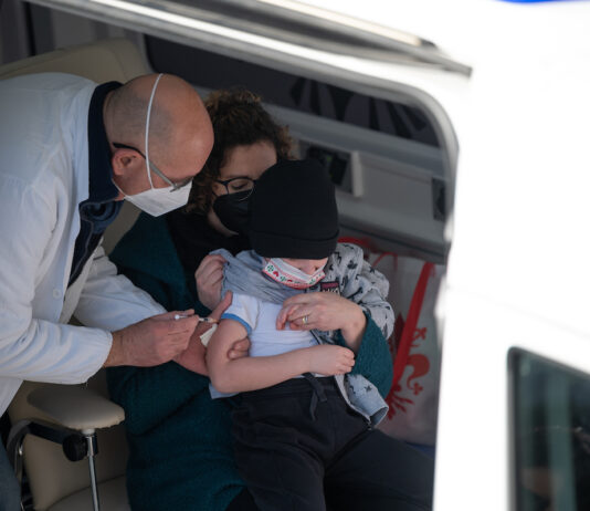 Vaccino, la guida dei pediatri per i bambini che hanno avuto il Covid