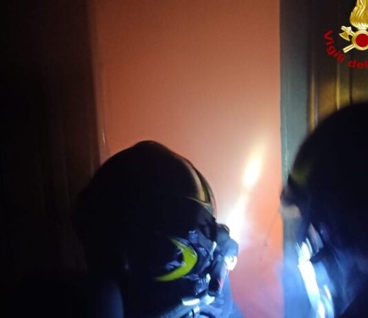 Incendio in una palazzina a Palazzo del Pero, intossicato un 18enne
