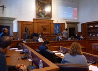 In apertura del consiglio comunale di Castiglion Fiorentino approvato all’unanimità un documento a sostegno del popolo ucraino