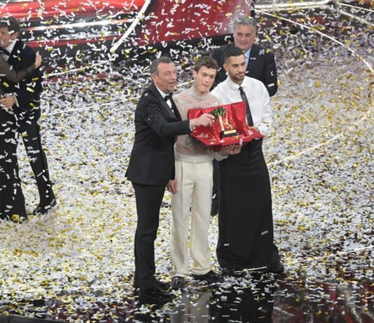 Sanremo, vincono Mahmood e Blanco. Elisa seconda, terzo Morandi. Ascolti alle stelle, le foto della finale