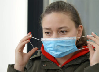 Stop mascherine all’aperto, ma resta l’obbligo in caso di assembramento