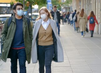 Arezzo non si fida: in pochi senza maschera