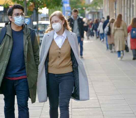 Arezzo non si fida: in pochi senza maschera
