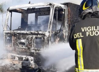 Prende fuoco un camion, l’intervento dei vigili del fuoco