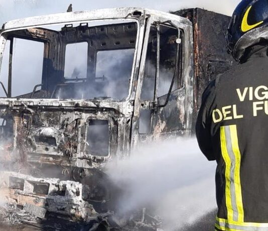 Prende fuoco un camion, l’intervento dei vigili del fuoco