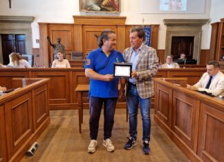 Una targa per Silvano Nocentini: lo storico volto del Comune va in pensione