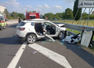 Incidente stradale tra Tir e auto, due persone incastrate tra i rottami