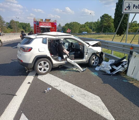 Incidente stradale tra Tir e auto, due persone incastrate tra i rottami
