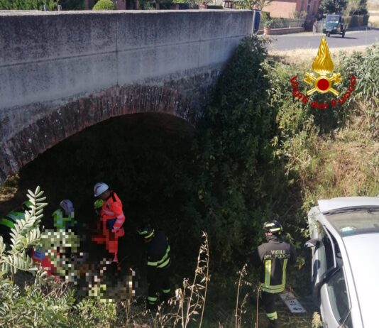 Perde il controllo dell’auto e finisce in canale, 25enne in codice giallo a Siena
