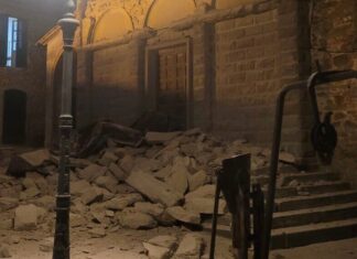 Crolla la facciata della chiesa di S. Andrea: intervengono i vigili del fuoco