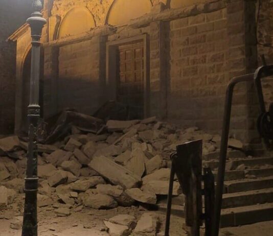 Crolla la facciata della chiesa di S. Andrea: intervengono i vigili del fuoco