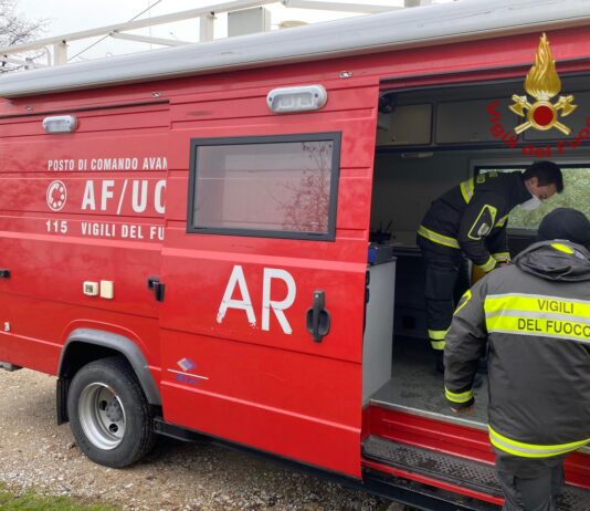 Scontro frontale fra due auto, una delle vetture si ribalta: ferite gravemente due donne di 38 e 67anni