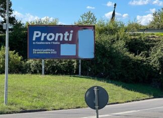 Arezzo, coperto il manifesto elettorale di Fratelli d’Italia in via Edison