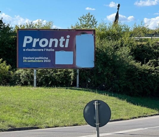 Arezzo, coperto il manifesto elettorale di Fratelli d’Italia in via Edison